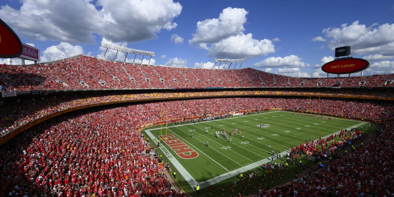 Aramark ‘scans’ field, calls audible at Arrowhead