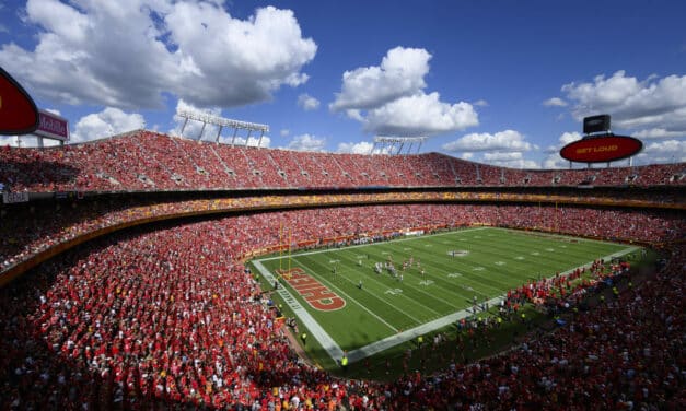 Aramark ‘scans’ field, calls audible at Arrowhead